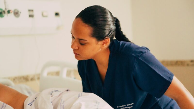 découvrez comment réussir une reconversion professionnelle en sage-femme : conseils, formations et opportunités pour changer de carrière avec succès.