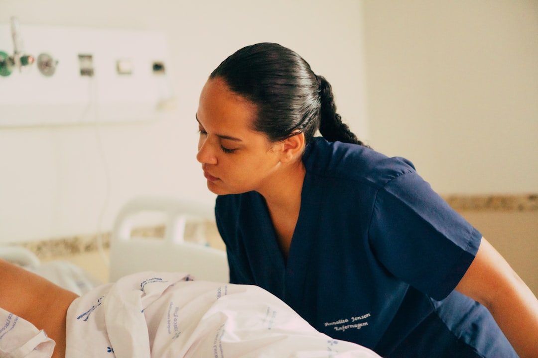 découvrez comment réussir une reconversion professionnelle en sage-femme : conseils, formations et opportunités pour changer de carrière avec succès.