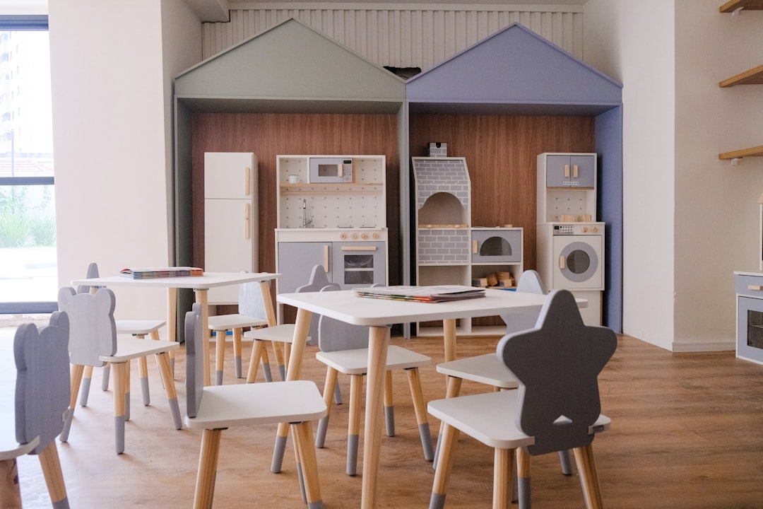 découvrez la méthode montessori, une approche éducative innovante qui favorise l'autonomie, la créativité et le développement naturel des enfants à travers des activités adaptées à leur rythme.