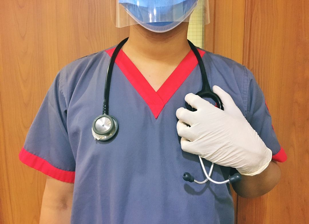 découvrez le métier d'assistant infirmier : missions, compétences requises et formations pour devenir un professionnel essentiel du secteur de la santé.