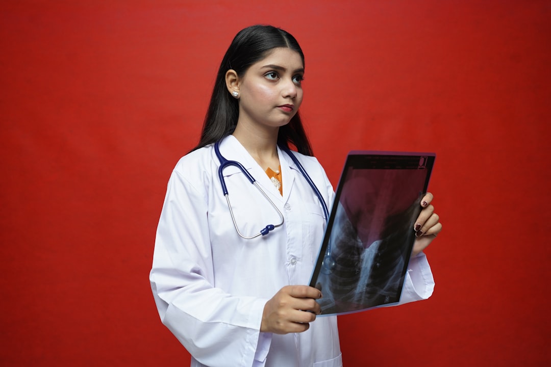 découvrez la carrière d'orthoptiste : rôle, formations, débouchés et compétences requises pour exercer ce métier de la santé spécialisé dans la rééducation visuelle.
