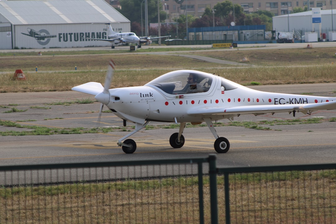 formez-vous au pilotage avec notre programme de formation complet. devenez pilote professionnel grâce à des cours pratiques et théoriques adaptés à tous les niveaux.