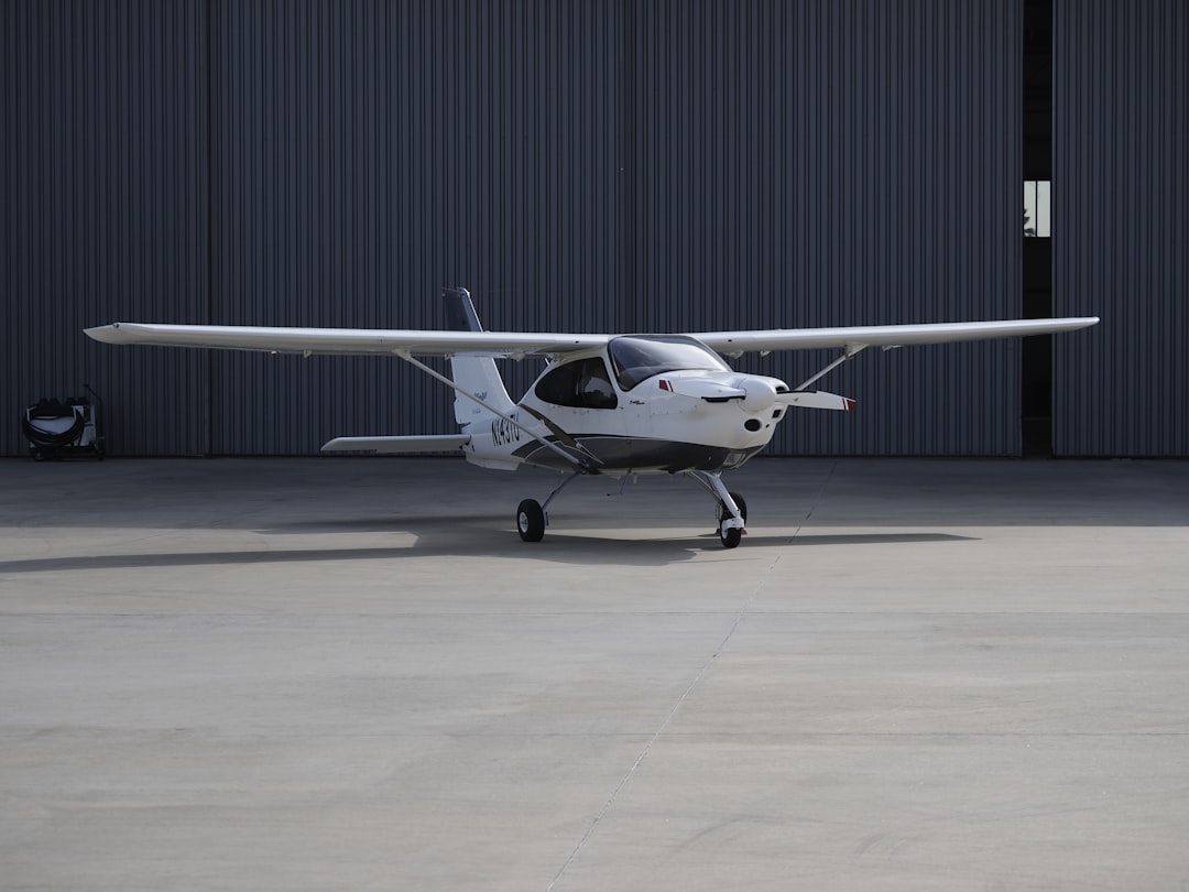 formations de pilotage professionnelles pour débutants et pilotes expérimentés. apprenez à piloter avec des instructeurs qualifiés et obtenez votre licence.