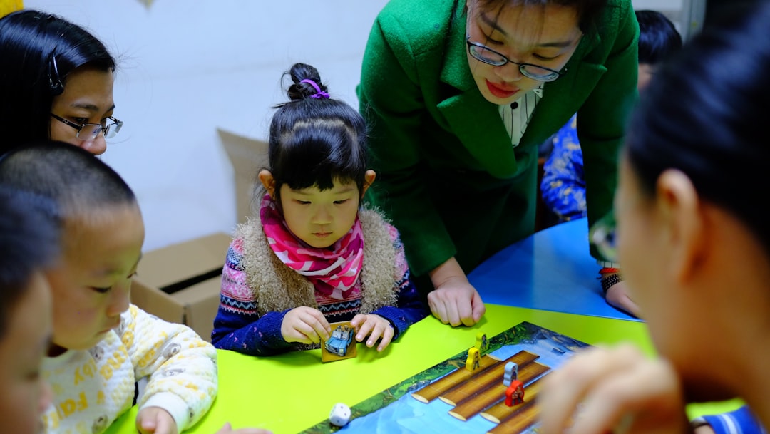 découvrez notre programme préscolaire complet, conçu pour stimuler l'apprentissage précoce, développer les compétences sociales et préparer les enfants à l'école primaire.