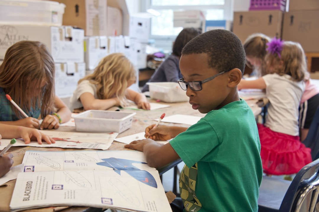 découvrez les avantages d'une école privée : excellence académique, encadrement personnalisé et environnement sécurisé pour le succès de votre enfant.