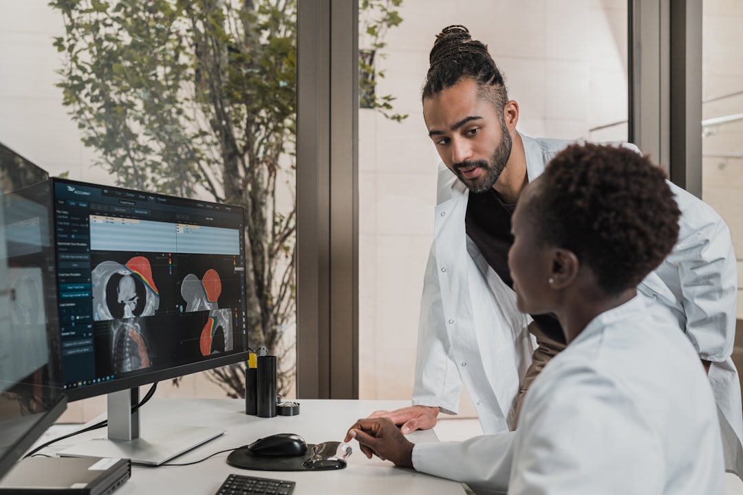 radiologue professionnel spécialisé dans l'interprétation d'images médicales pour un diagnostic précis et efficace.