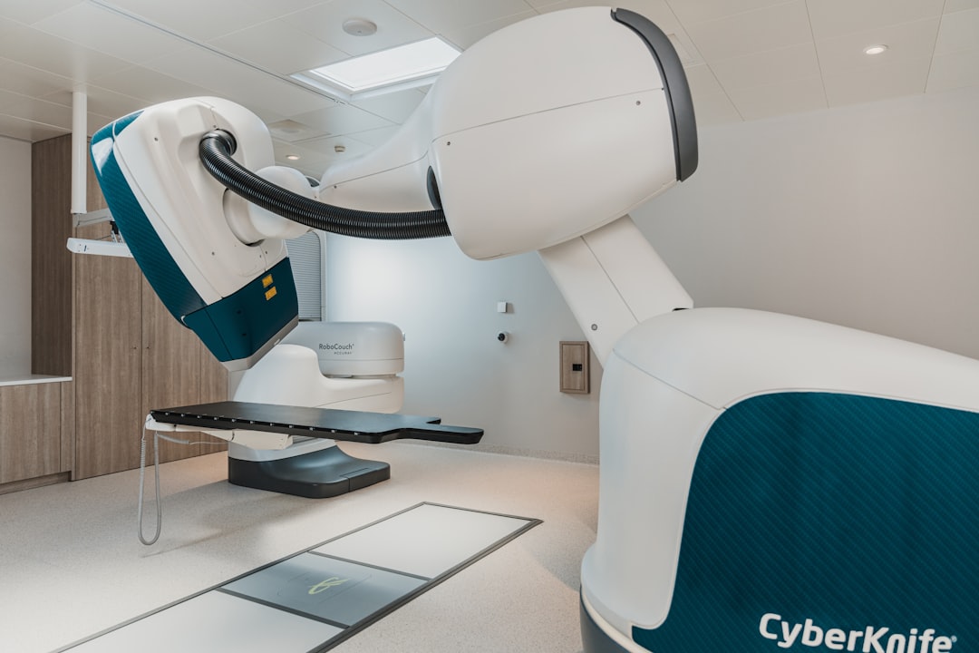 radiologue expert spécialisé dans l'interprétation des images médicales pour un diagnostic précis et rapide.