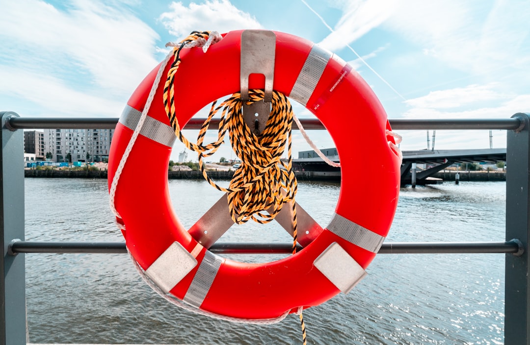 service de secours en mer spécialisé dans le sauvetage et l'assistance aux personnes en danger sur l'eau, garantissant sécurité et intervention rapide.