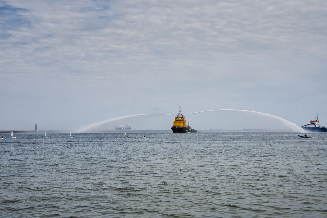 découvrez les techniques et les opérations de sauvetage en mer, essentielles pour garantir la sécurité des personnes en danger sur l'eau.
