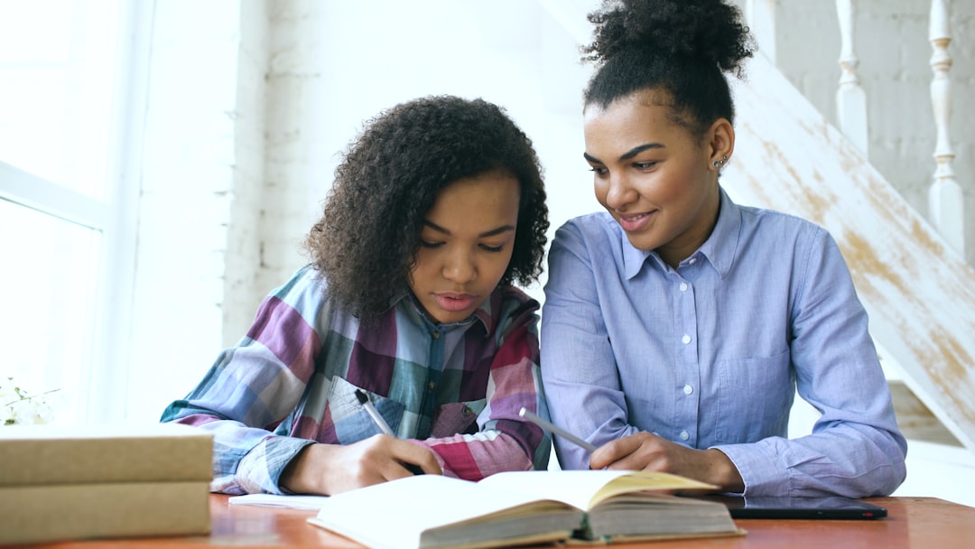 découvrez nos services dédiés de support aux étudiants : accompagnement personnalisé, conseils académiques et assistance pour réussir votre parcours universitaire.