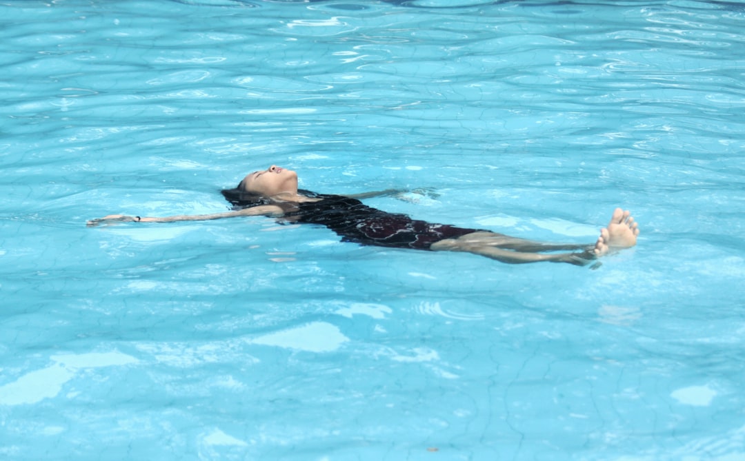 découvrez nos cours de natation avec des instructeurs qualifiés pour tous niveaux, enfants et adultes. apprenez à nager en toute sécurité et confiance.
