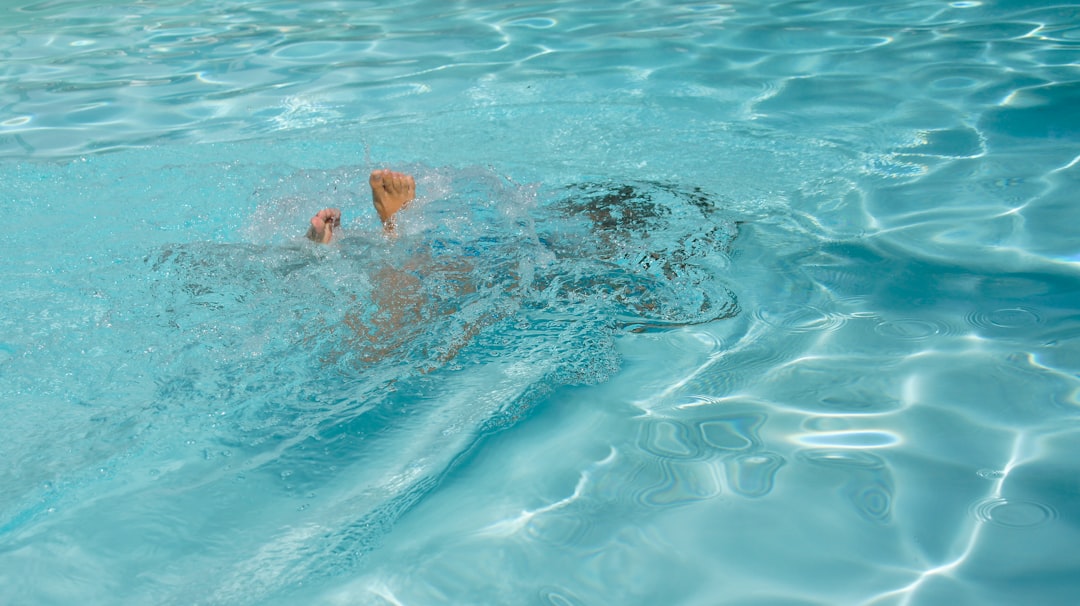 apprenez à nager en toute confiance avec un instructeur de natation professionnel, adapté à tous les âges et niveaux.
