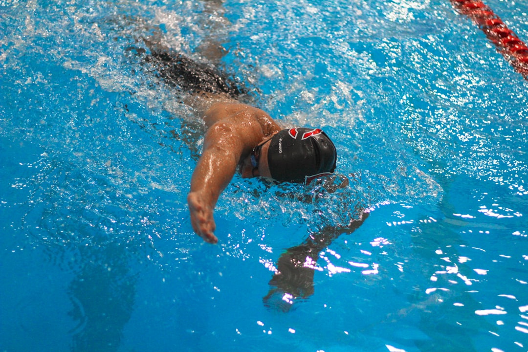 découvrez les cours de natation avec un instructeur professionnel pour tous niveaux. apprenez à nager en toute confiance et sécurité.
