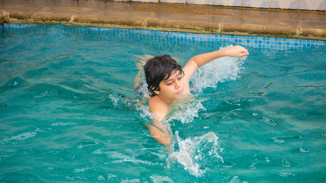 apprenez à nager en toute confiance avec un instructeur de natation expérimenté. cours adaptés à tous les âges et niveaux pour progresser rapidement et en toute sécurité.