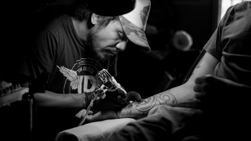 découvrez un artiste tatoueur passionné, créant des designs uniques et personnalisés pour exprimer votre style et votre histoire à travers l'art du tatouage.
