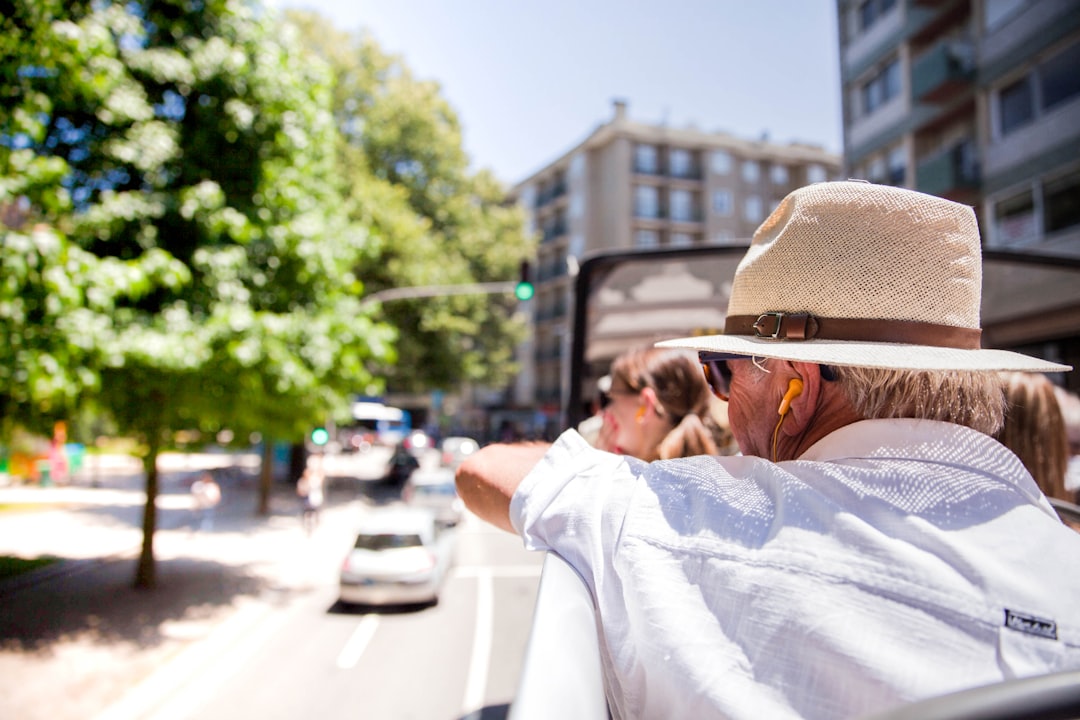 découvrez nos guides touristiques experts pour une exploration inoubliable. profitez d'une visite personnalisée et enrichissante avec nos accompagnateurs locaux passionnés.
