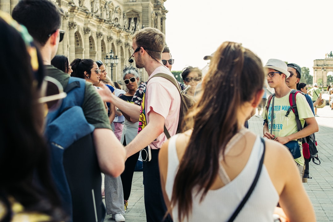 découvrez des guides touristiques expérimentés pour explorer les meilleures attractions avec des visites personnalisées et des conseils locaux.