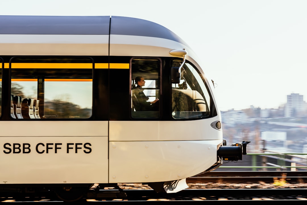 découvrez le métier de conducteur de train : missions, compétences requises, formation nécessaire et perspectives d'évolution dans le secteur ferroviaire.