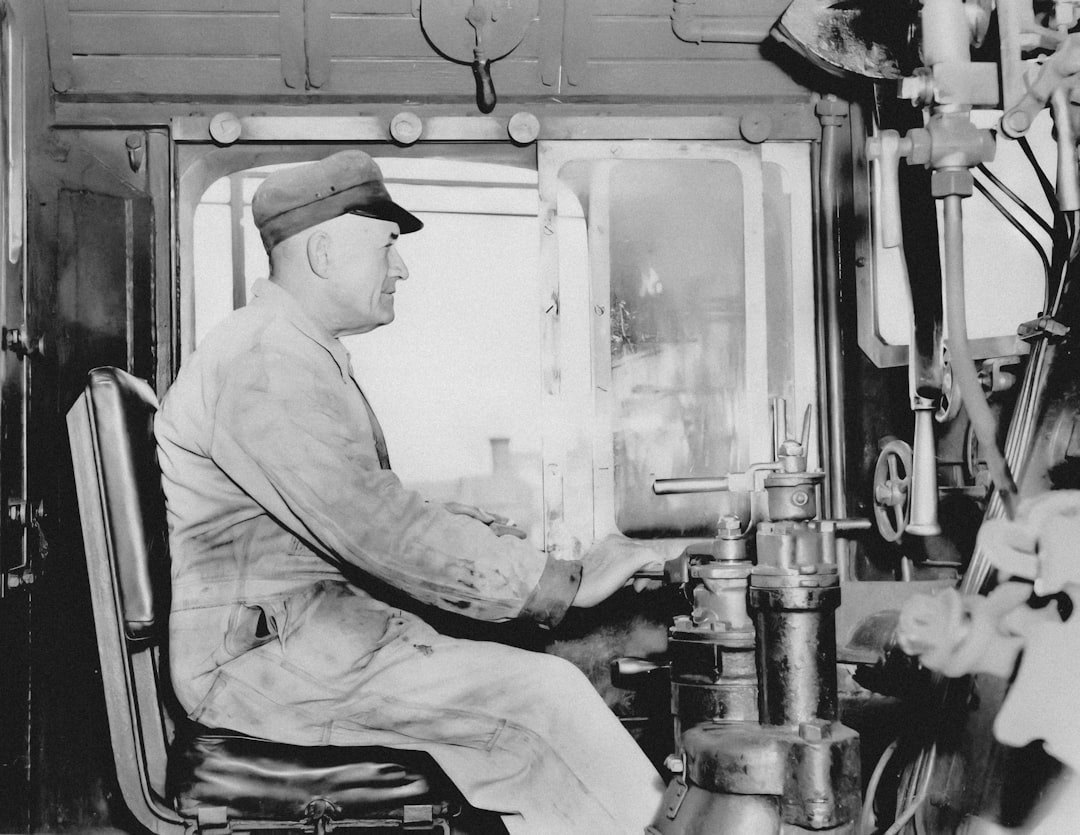 découvrez le métier de conducteur de train : missions, compétences requises, formation et perspectives de carriÚre pour devenir un professionnel du rail en france.
