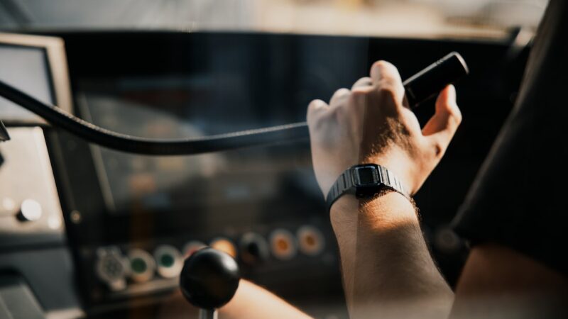découvrez le métier de conducteur de train : missions, compétences requises, formation et opportunités de carrière pour devenir conducteur de train en france.