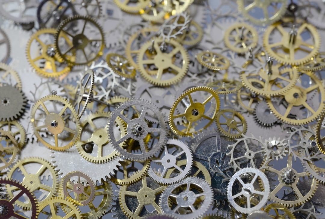 découvrez l'artisanat d'un horloger expert, maître dans la fabrication et la réparation de montres de précision.