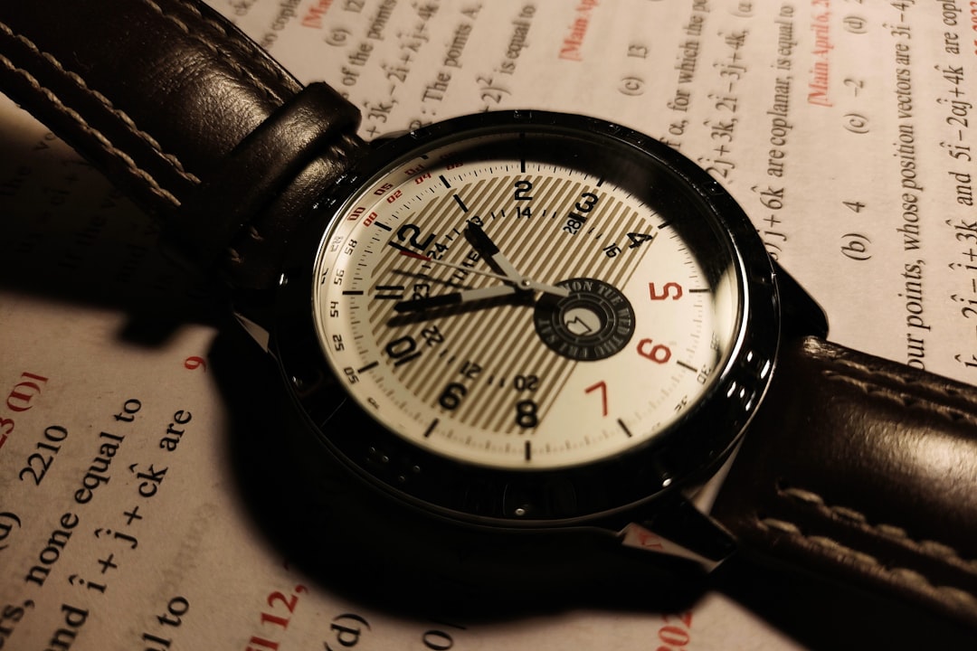 découvrez l'art raffiné de l'horlogerie avec notre collection de montres et accessoires fabriqués par des maîtres horlogers passionnés.