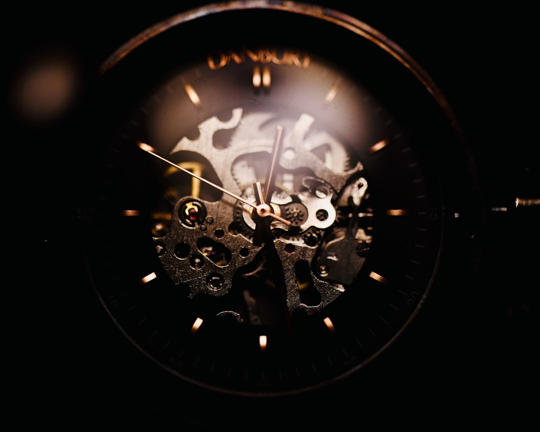 découvrez l'artisanat d'un horloger expert, maître dans la création et la réparation de montres de précision alliant tradition et innovation.