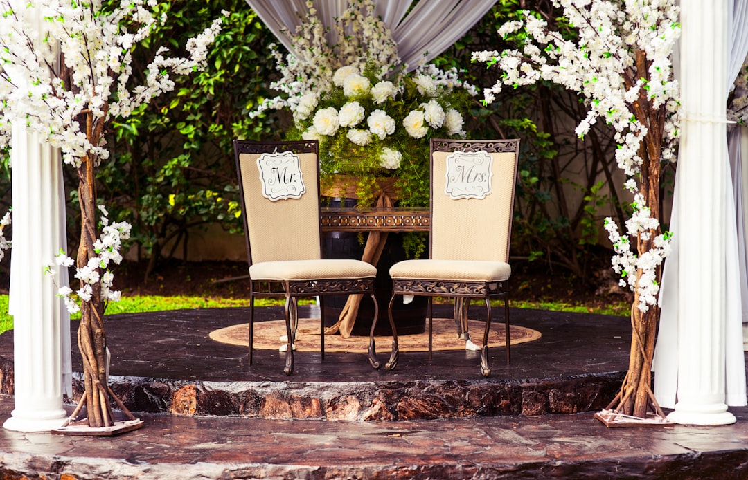 découvrez nos services de wedding planner pour organiser le mariage de vos rêves en toute sérénité. expertise, créativité et accompagnement personnalisé pour un jour inoubliable.